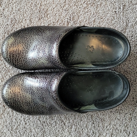 Dansko metallic elephant print non-slip clogs sz 38 US 7 - Picture 7 of 7
